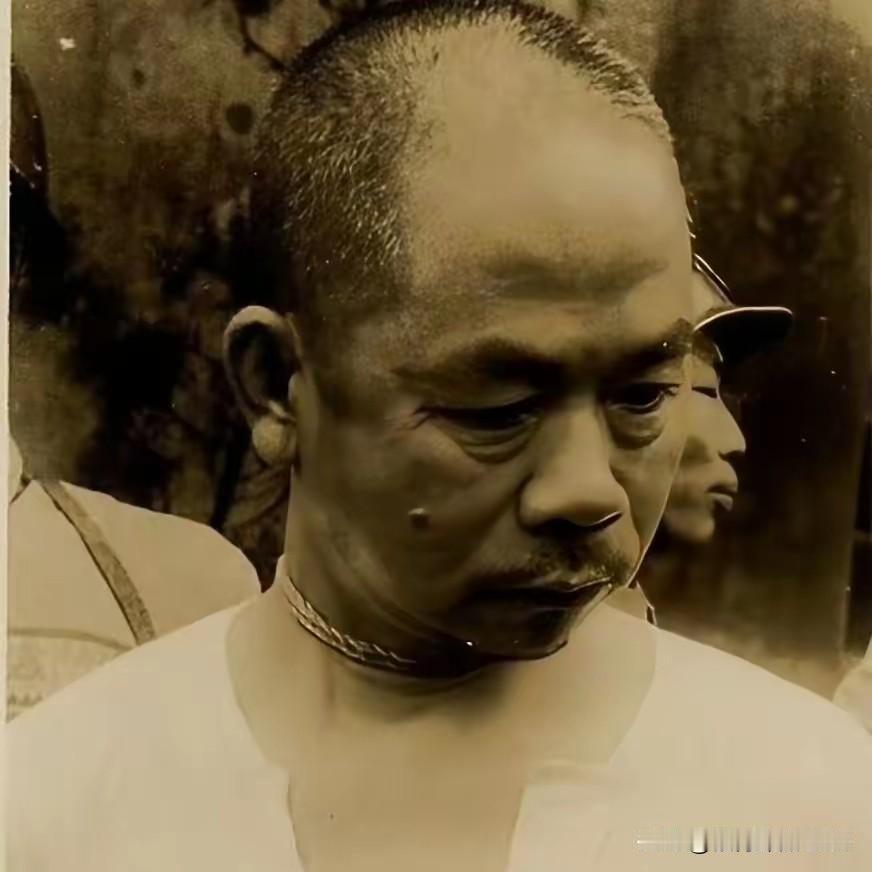 麻绳绕颈的吴石将军凝视镜头，眼神里没有恐惧，只有赴死前的坦然。这是1950年台北