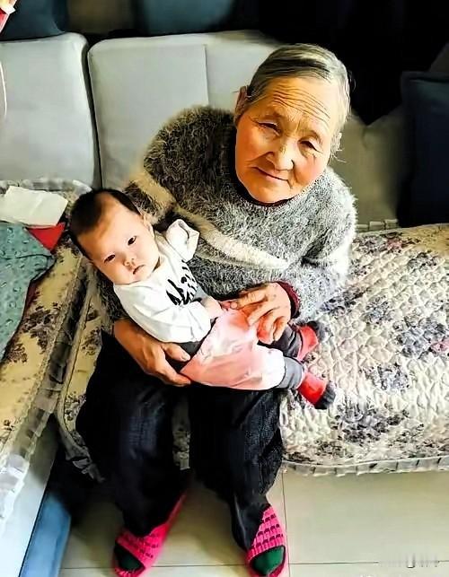 60岁老太菜市场垃圾堆捡到弃婴，儿女集体反对，20年后女孩交出答卷多年前一