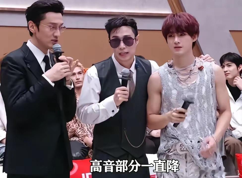 王传君当面感谢小沈阳为了配合他们一直降调，小沈阳一句话把王传君和姚琛吓到了，王传