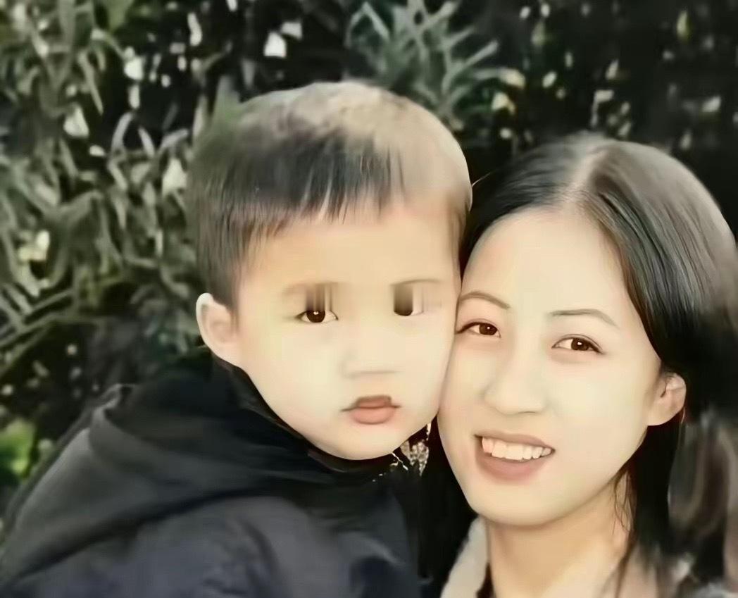 张凌赫妈妈在社交平台晒出一家三口全家福，温馨日常的画面引发网友热议。不少人感慨张