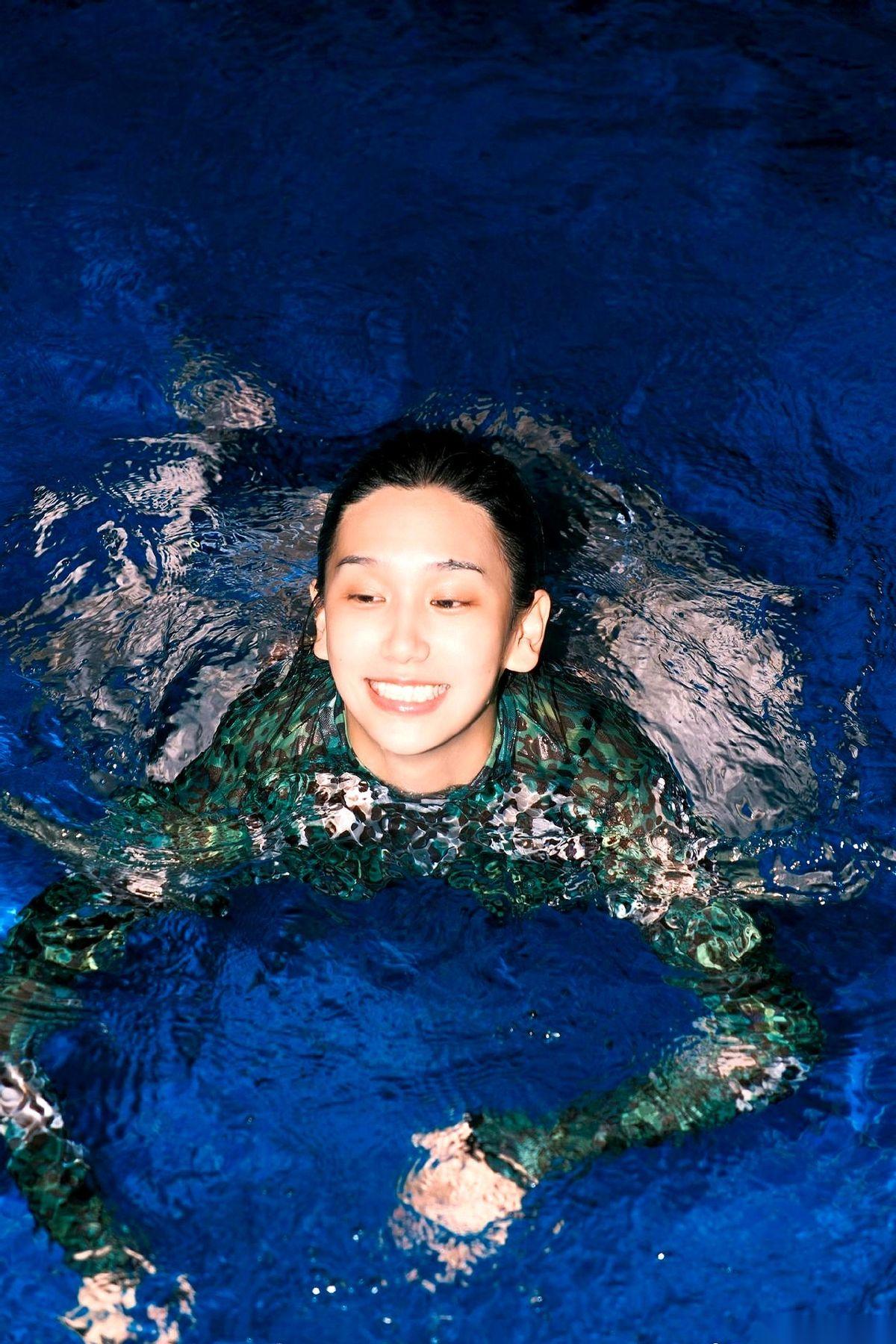 我真的，要被那个“早上八点起床”的带娃计划给笑死。姐们儿，你是不是对带三个孩子