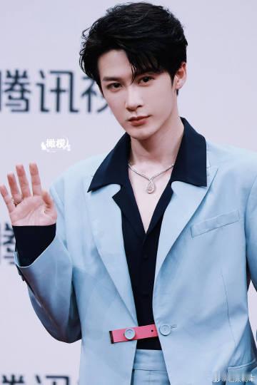 檀健次看完你的看你的檀健次红毯造型封神！简约穿搭穿出高级质感，走路带风自带闪光