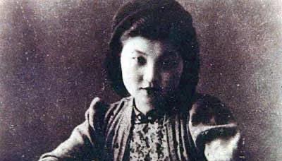 1942年8月16日深夜，章亚若在为蒋经国诞下双胞胎儿子不久，突然腹痛难忍被送到