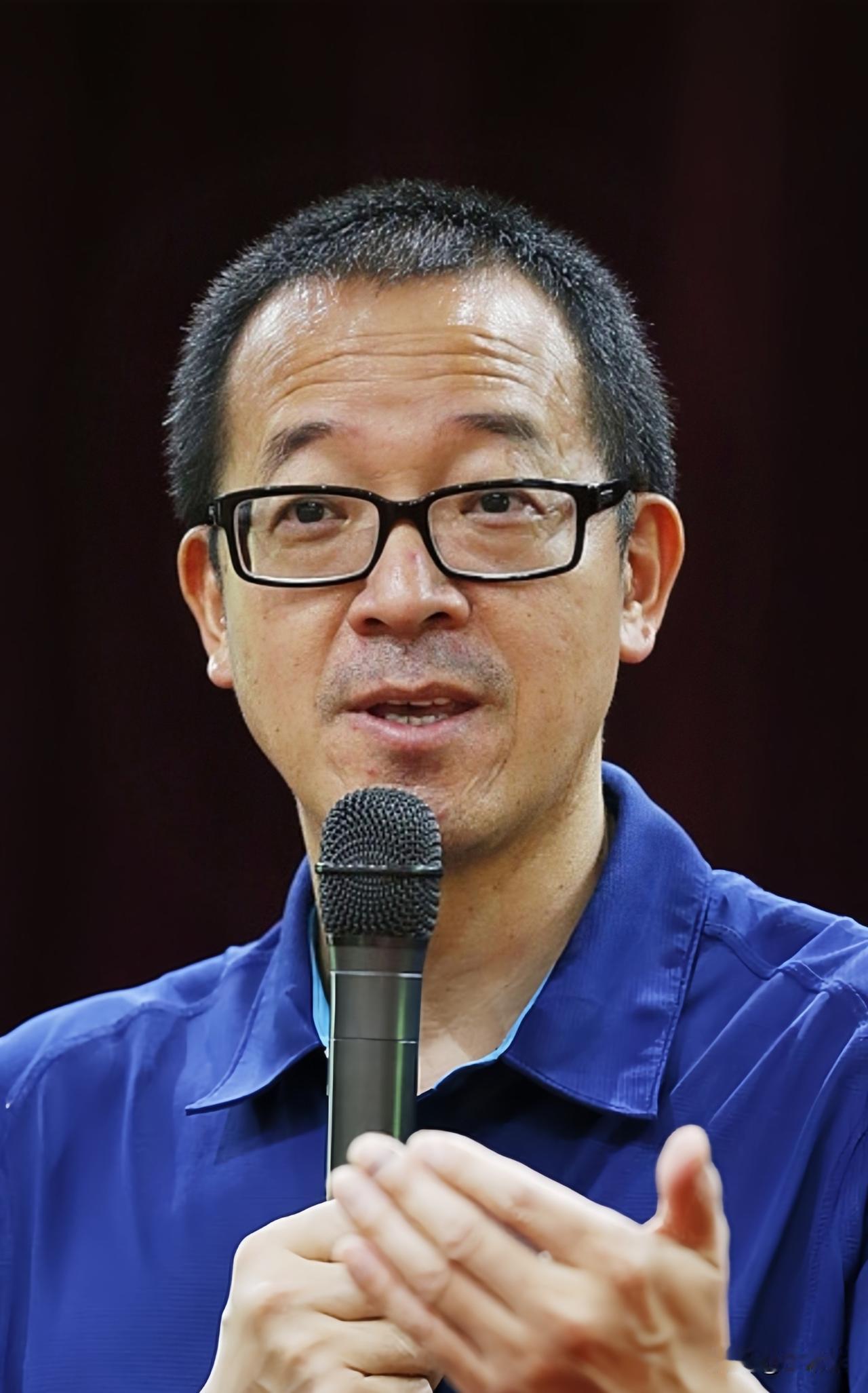 女主持曾问俞敏洪：你上学时，有女生追过你吗?老俞并未直接回答，而是含沙射影，
