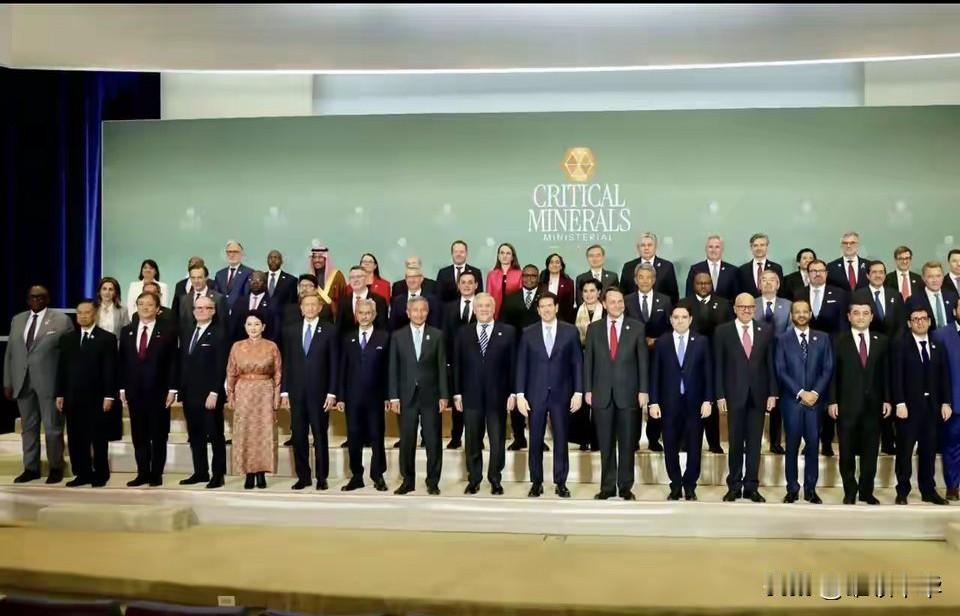 “一眼便识蒙古女”，此张“矿产会议”的合影中，蒙古女外长是唯一一位穿袍子的，特别