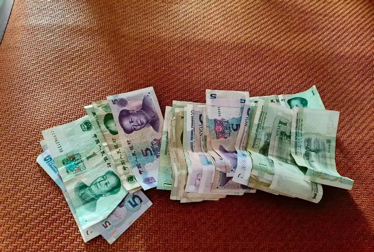 小孩跟他爸爸回老家，我的左眼皮一直跳，我有预感公婆会给钱，现在小孩回来了，公婆也