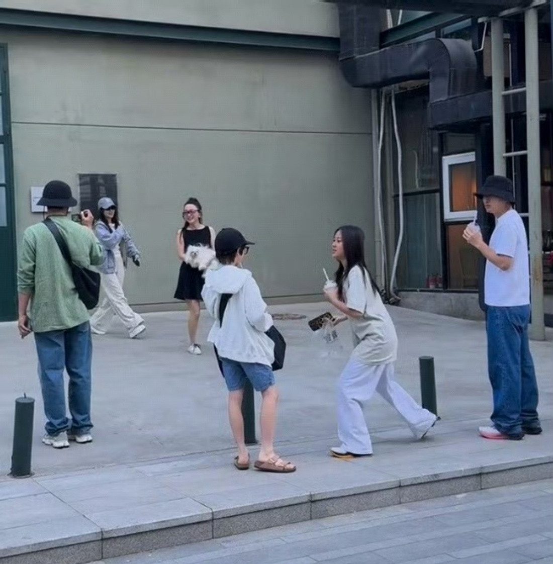 霍思燕一家与贾乃亮一家出游为啥都说复合，这显然不太可能啊，明明就是为了孩子一家人