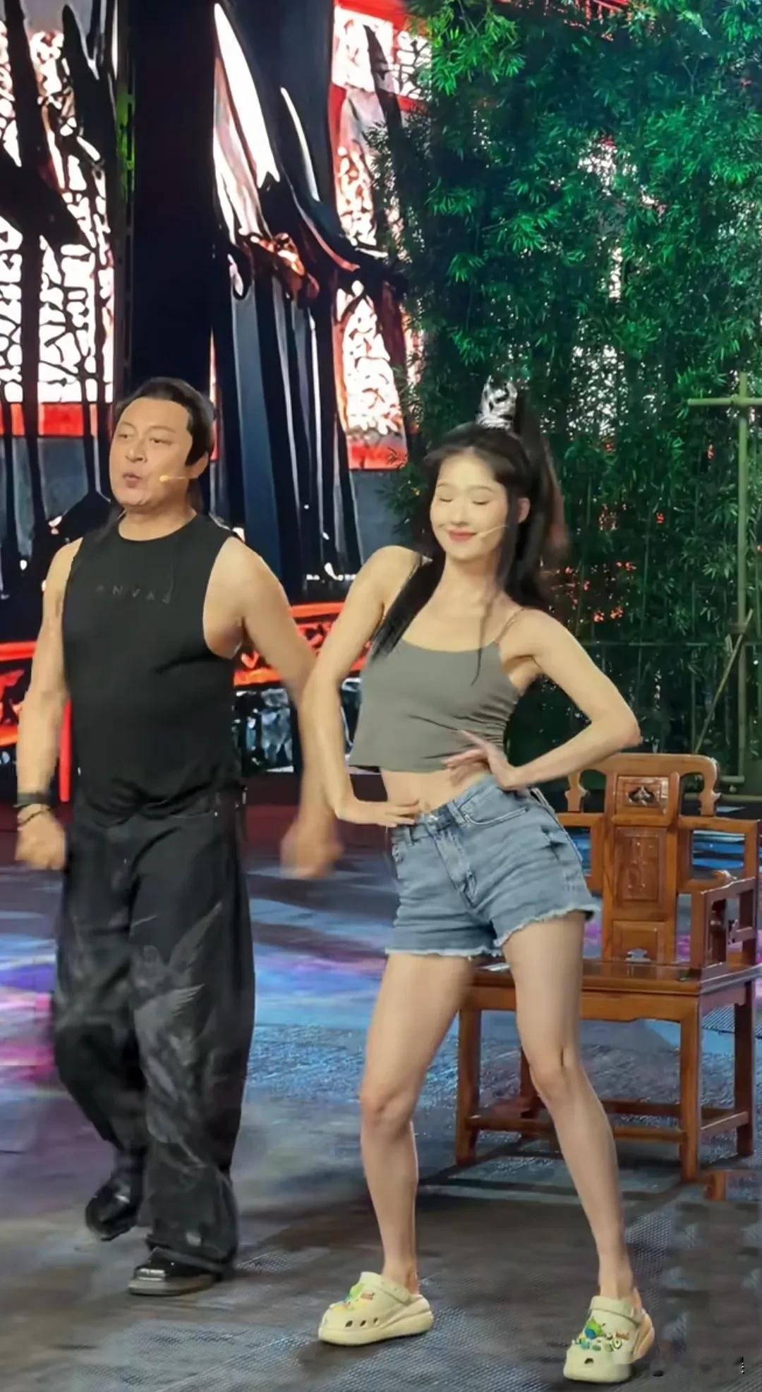 “老年人”再就业确实不容易，钱难赚哈。继上次马景涛中暑，低血糖晕倒后，仍然坚持