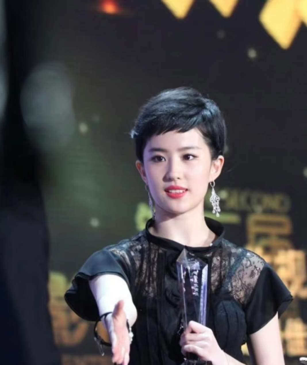 我敢肯定，刘亦菲这个短发出来，会影响很多人的审美观和跟风潮，会有一大批女生会选择