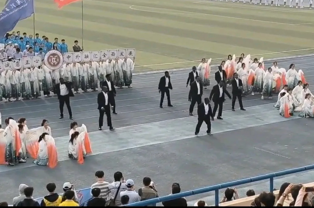 这是河南理工大学，黑人留学生的集体舞蹈表演！大家反感的不是黑人本身，而是教育的
