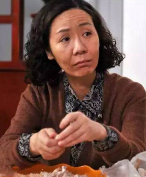 1988年，杨青被称为“中国最丑女演员”，她去北影面试时，考官直言：“你长得实在