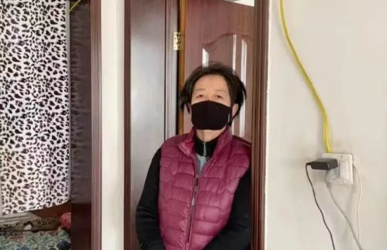 农妇袭警案当事人已无法正常讲话“我认为我无罪”，屈晓玲摘下口罩，努力说出这六