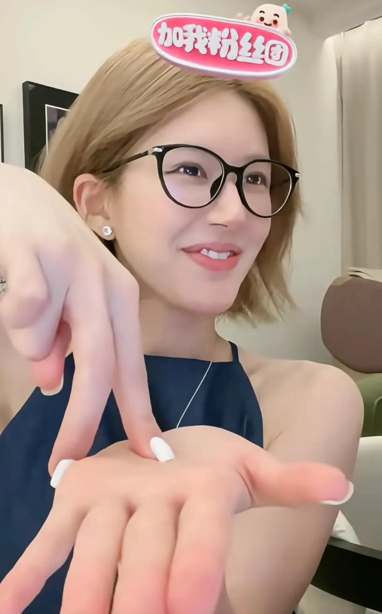赵露思的直播动机我算是看明白了。她直播不是为了挣钱，全程都没开打赏功能，也表示
