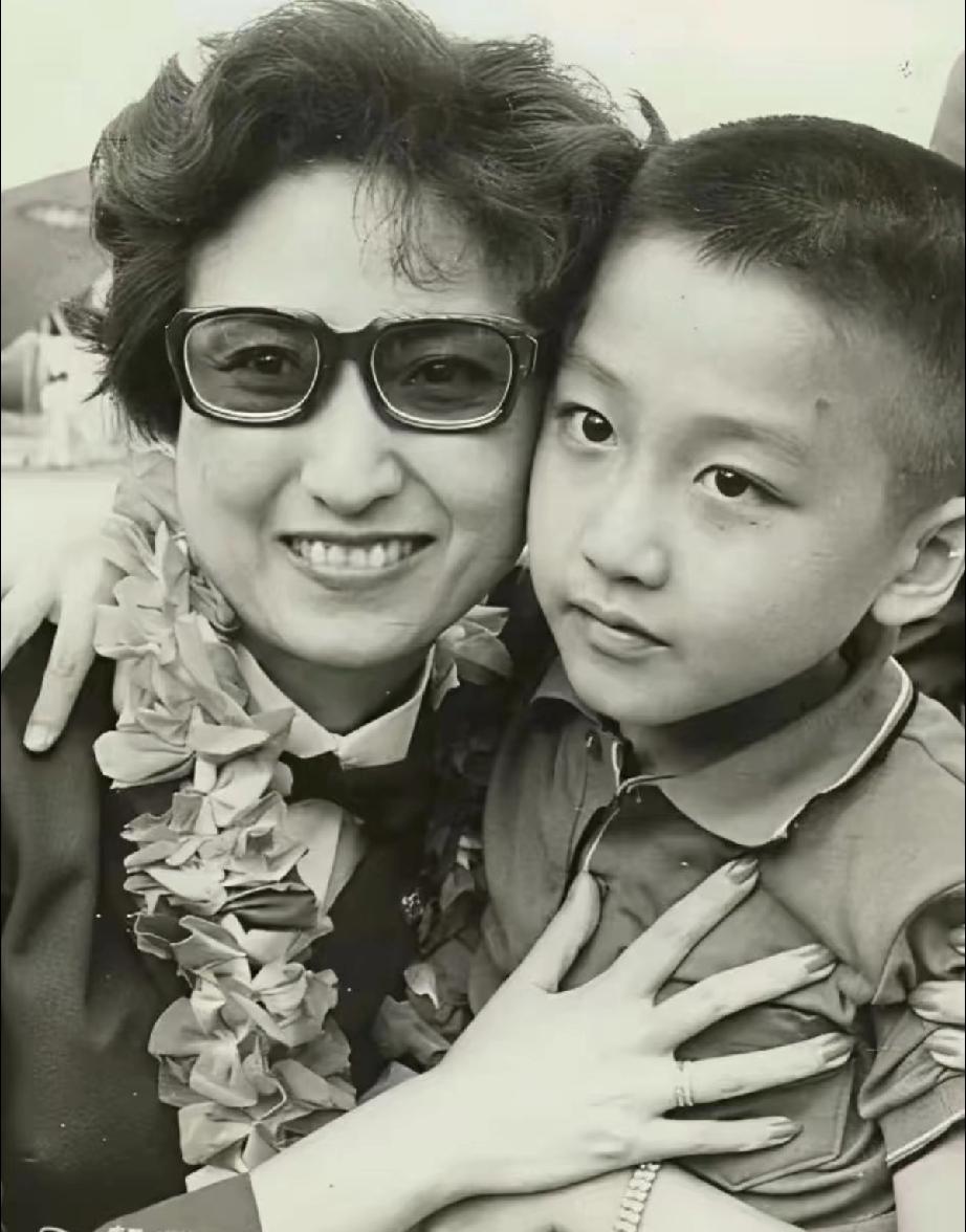 庾澄庆的妈妈是名伶，人长的很漂亮。伊能静是歌好戏好人靓的才女，她和“音乐顽童”