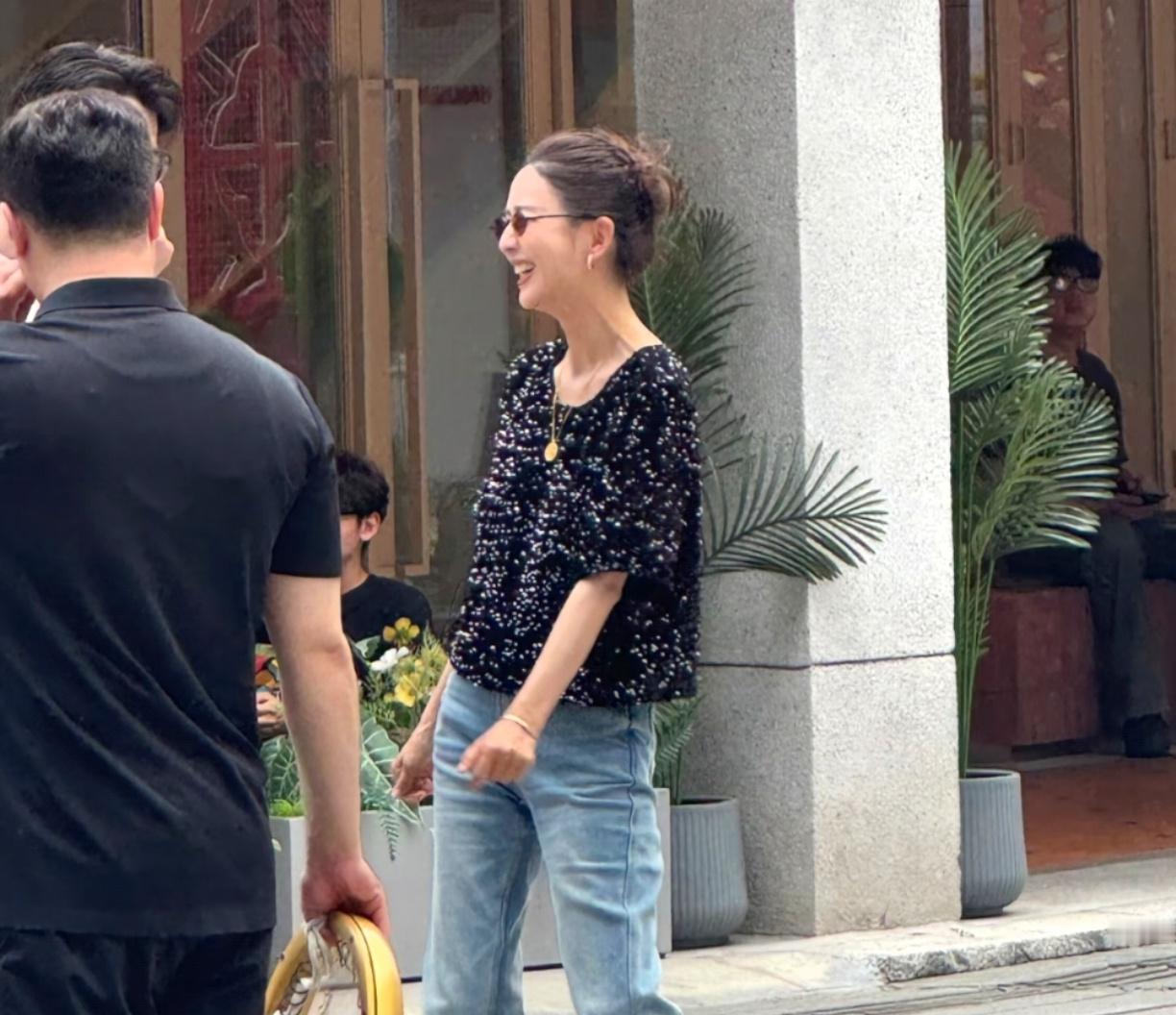 佟丽娅真的是大美人，路人随便拍拍也好好看
