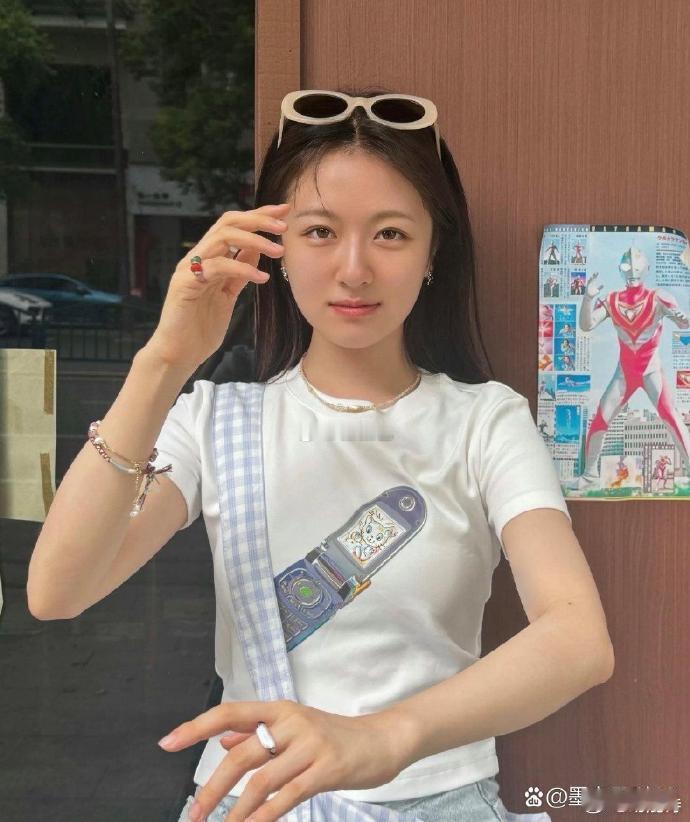李兰迪素颜出镜，美得清新脱俗！肌肤透亮，眼神灵动，无需修饰便已惊艳众人。这自然之