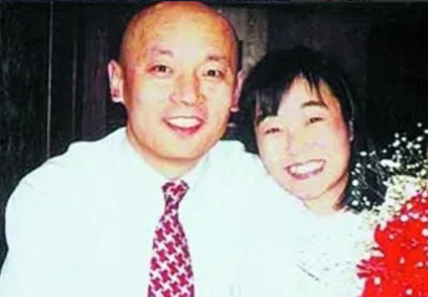 1985年，28岁的葛优还是单身，媒人给他介绍了小学美术老师贺聪，两人一见钟情。