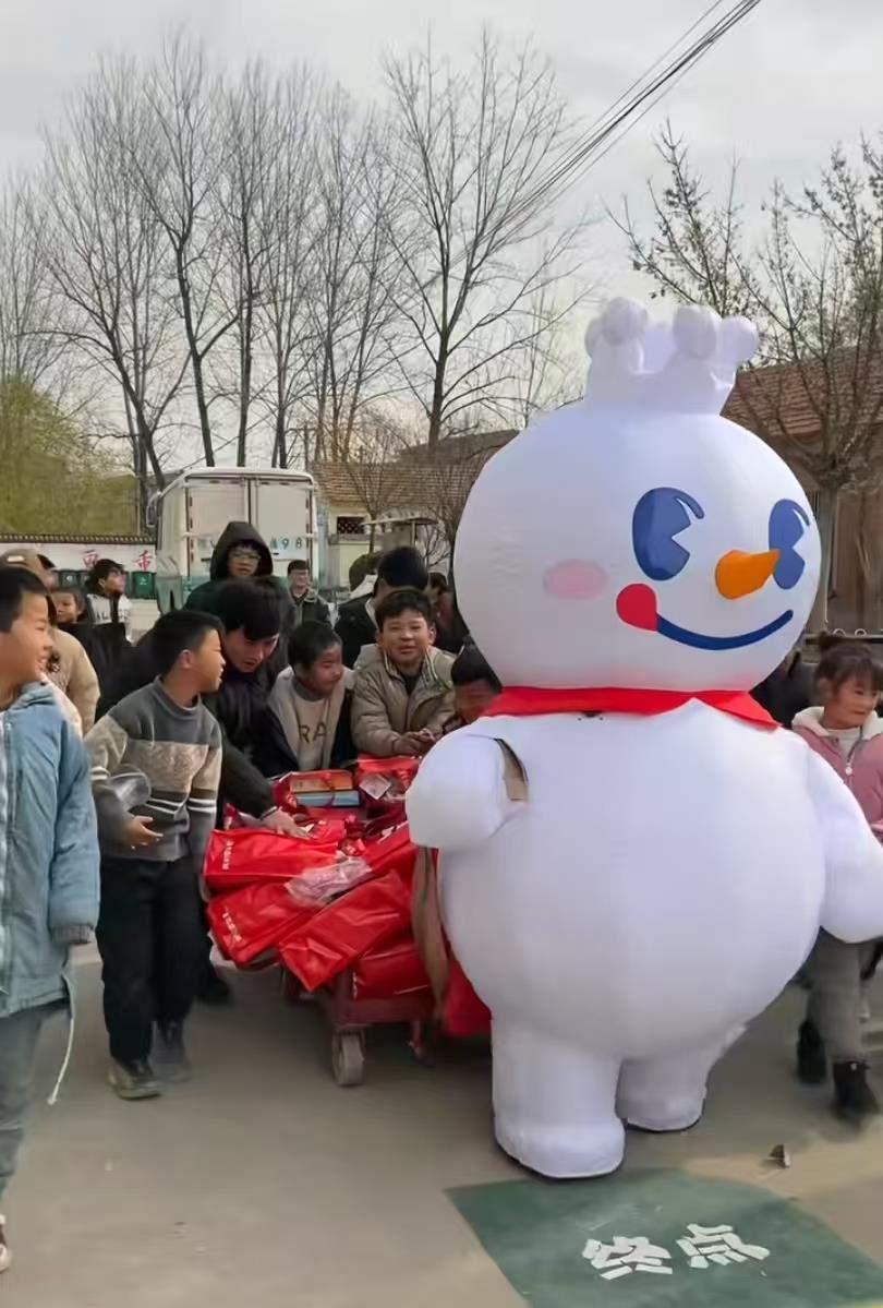 大家发现没有，蜜雪冰城有个很大的“缺点”不是饮品不够精致，也不是没有奢华