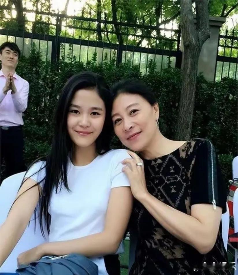 原来，岳红的女儿竟是她！这位自14岁便踏入演艺圈的女孩，凭借甜美的长相迅速吸引了