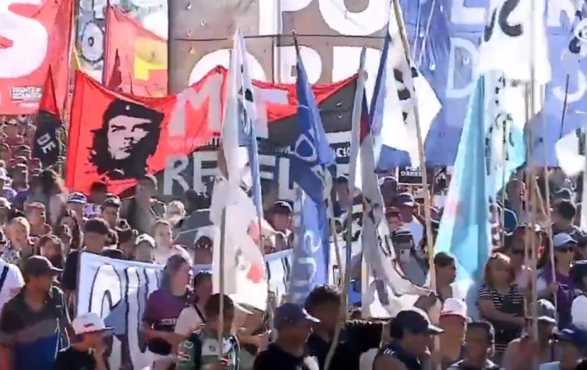 阿根廷民众是三观很正！阿根廷人民举着切格瓦拉的画像，反对美国掳走老马夫妇，反