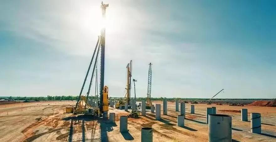 2013年，我国从哈萨克斯坦买回来一块油田。这时，在观望的西方国家开始冷嘲热讽，