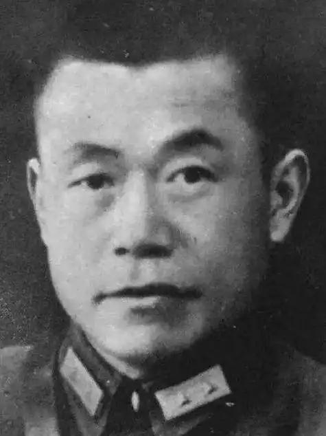 1949年，国军中将邱清泉被解放军击毙，妻子带着孩子们准备去台湾，次子邱国渭却说