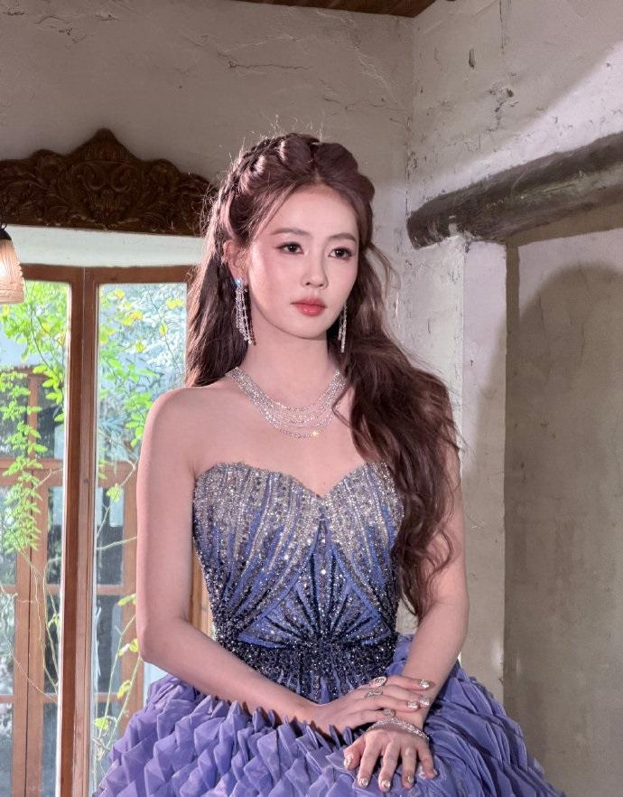 最近白鹿在出席时尚活动的时候搭配的很有女神范儿，看起来也格外的显年轻。白鹿这