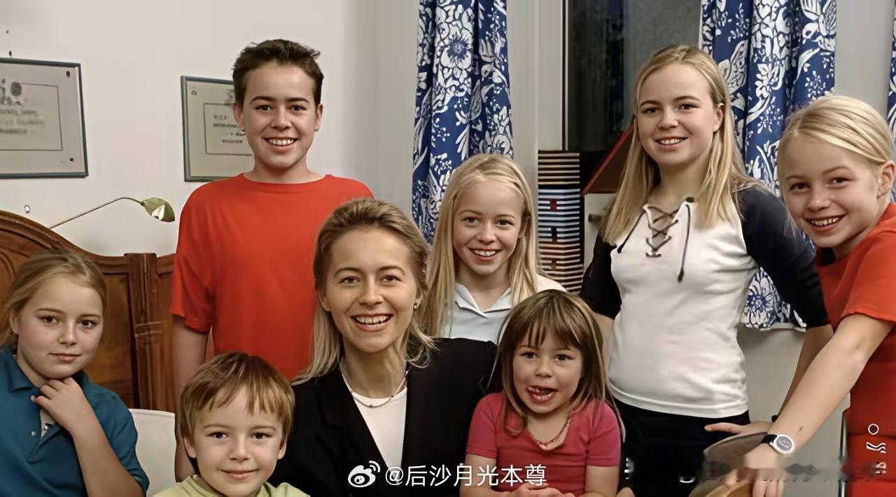 1987年—1999年，冯德莱恩不给老公喘息的机会，连续生下了7个孩子，5女2男。她主张德国女人要回