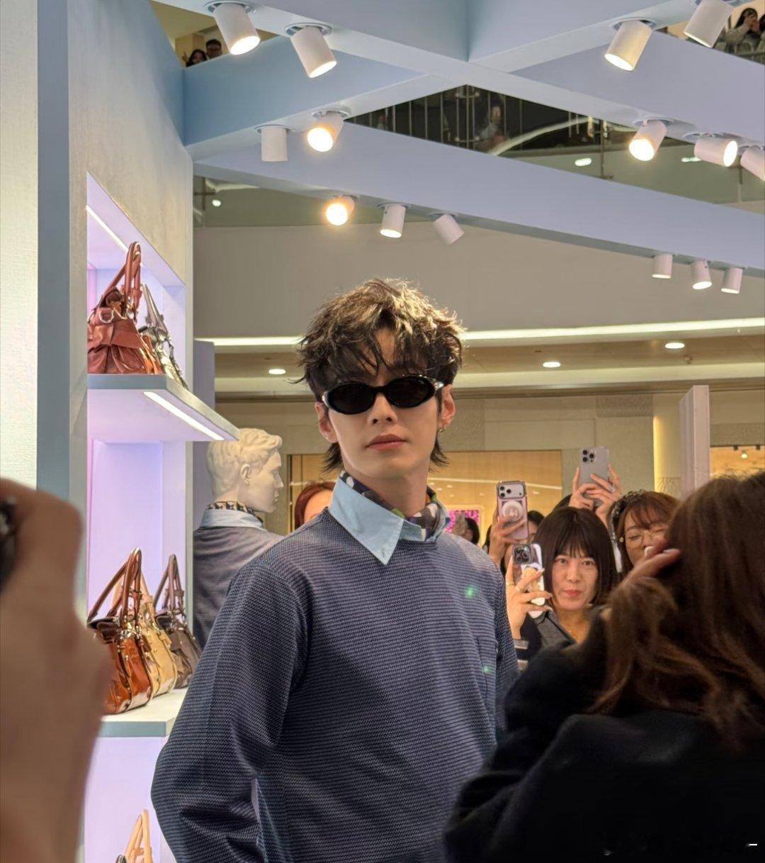 卧槽…何与现在这么帅了