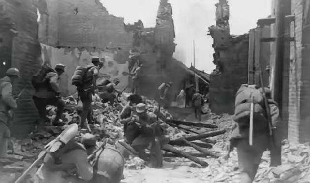 1938年，山东滕县。川军师长副官李少坤，从尸体堆里爬出来，他吃力地背起1个人，