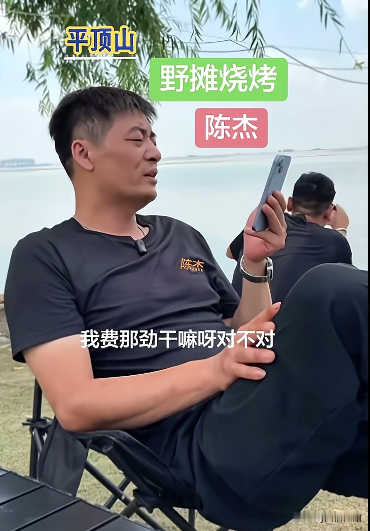 草根逆袭也有苦恼。长得像名人不一定是好事，况且长得像去世的一个名人。有人给烧