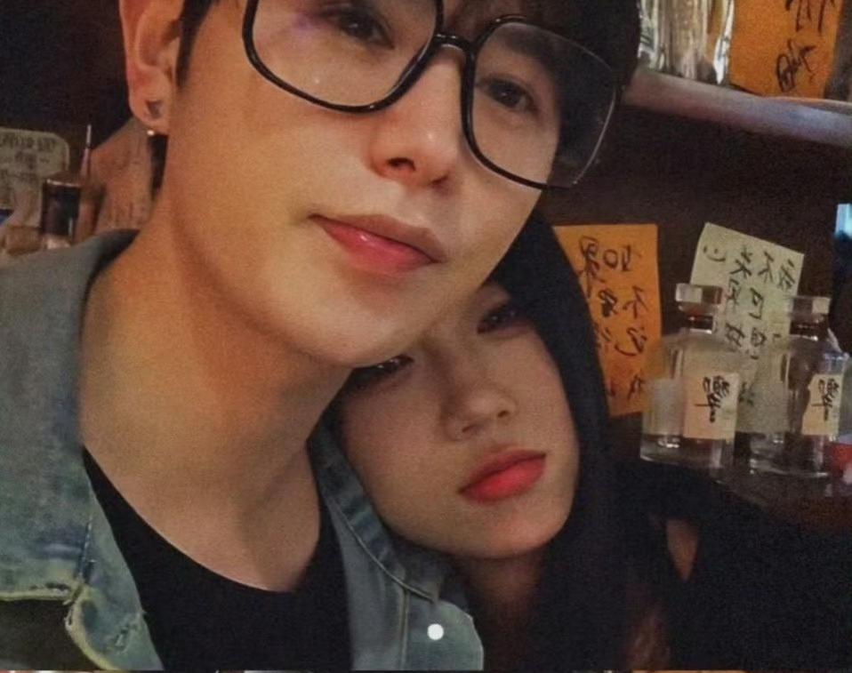 童锦程终于直播松口，提了一嘴那个孩子，说不理解为什么女的要用那个名字去上户口，担