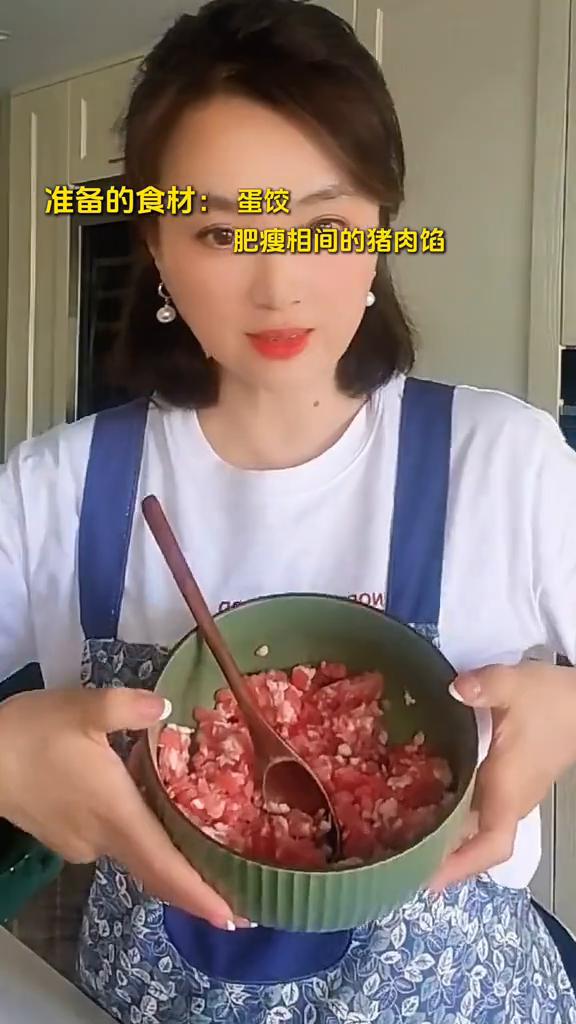 蛋饺丸子粉丝汤。今天突然间想做一道特别可口而且特别清淡的汤：蛋饺。·准备的食