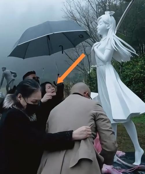 之前不少人说，小S站在姐姐大S的雕像前，对着镜头笑得很开心，大家就误会她是真的高