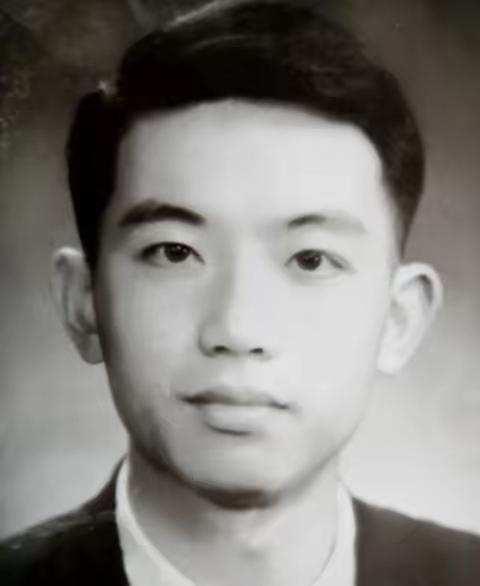 1956年，外交部的办公室里，几位领导正规劝一位21岁的青年，希望他能来外交部工