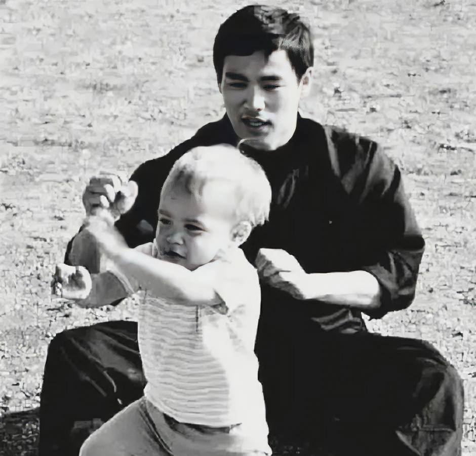 1969年，李小龙正在教导儿子李国豪武术。李国豪是李小龙与妻子琳达·埃莫瑞的长子