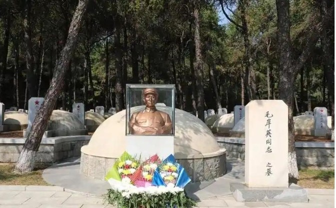 1955年，中央派人前往朝鲜为毛岸英迁坟，可当大家刚开始挖，就突然跑过来一名妇女