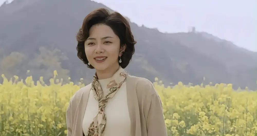 《我的山与海》大结局，一片金黄的油菜花田里，神仙顶的“全家福”笑语盈盈——生父