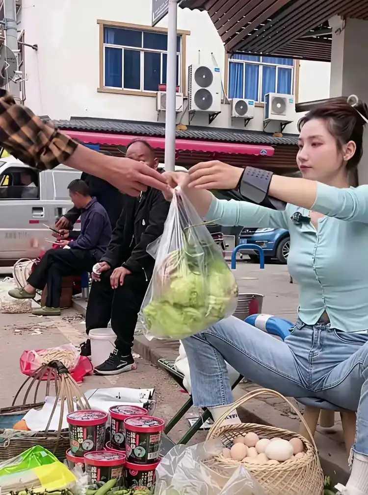 到农贸市场买菜，只见一个地摊前围满了人，而其他的摊前却冷落，甚至无人问津。心中