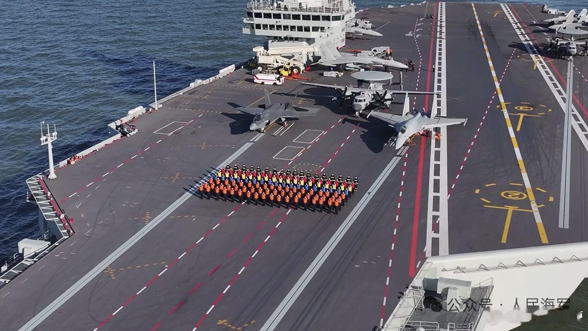 歼35折叠状态曝光了，福建舰上的歼35涂装居然还不一样，弹射位上的应该才是正式涂