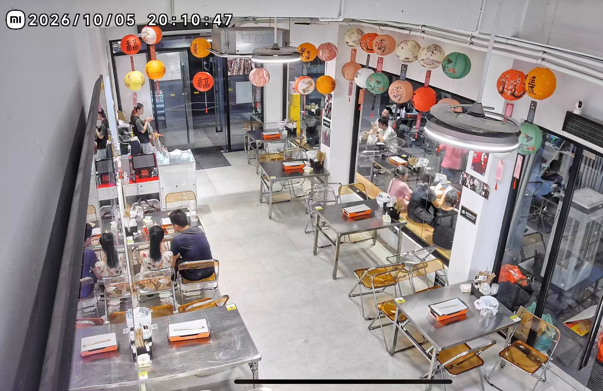 有人烤串店排队，有人烤鸡店空畅，有人欢喜有人愁。​​​
