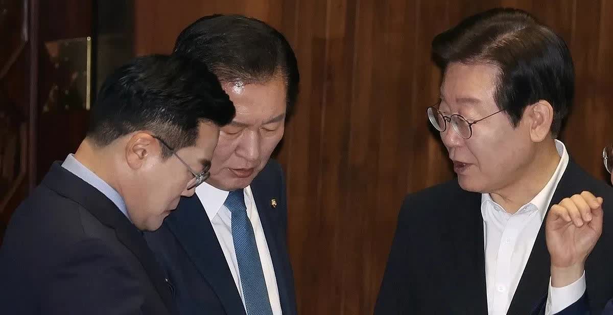 李在明与郑清来、朴赞大共餐，力促党内团结12日傍晚，韩国总统李在明在官