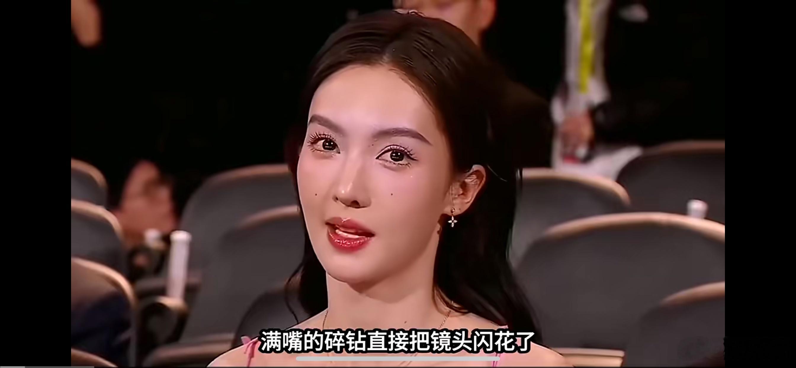 金晨满口碎钻牙齿，一笑闪瞎人的眼。把牙齿做玻璃贴面贴钻也是没谁了。这