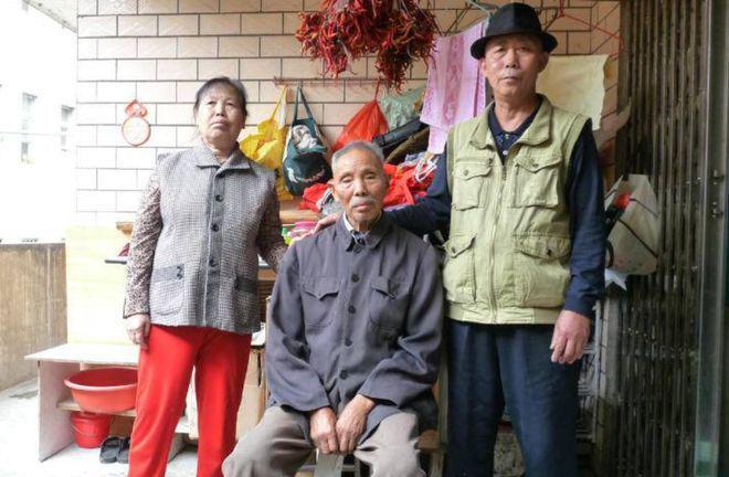 2003年，因醉酒坠河的李文阳被村里拾荒为生的雷大爷所救。为表谢意，李文阳认其做