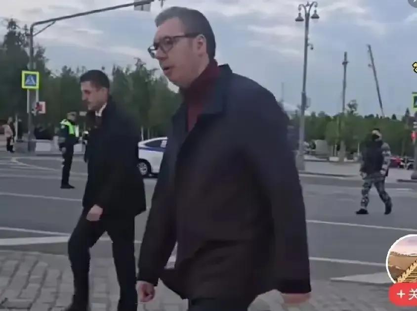 塞尔维亚总统武契奇虽然千辛万苦赶到莫斯科参加胜利日大阅兵，但是属于出工不出力，捧