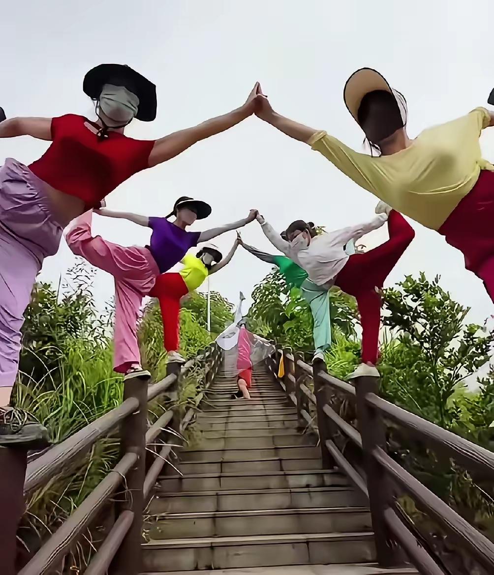 我的天呐！大妈们玩得愈发花样百出了，普通的“剪刀手”已然无法满足她们搞怪的心思。