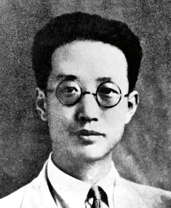 一同参观瞿秋白纪念馆，朋友问道：“瞿秋白相当于什么地位？”淡然一笑：“他是党内极