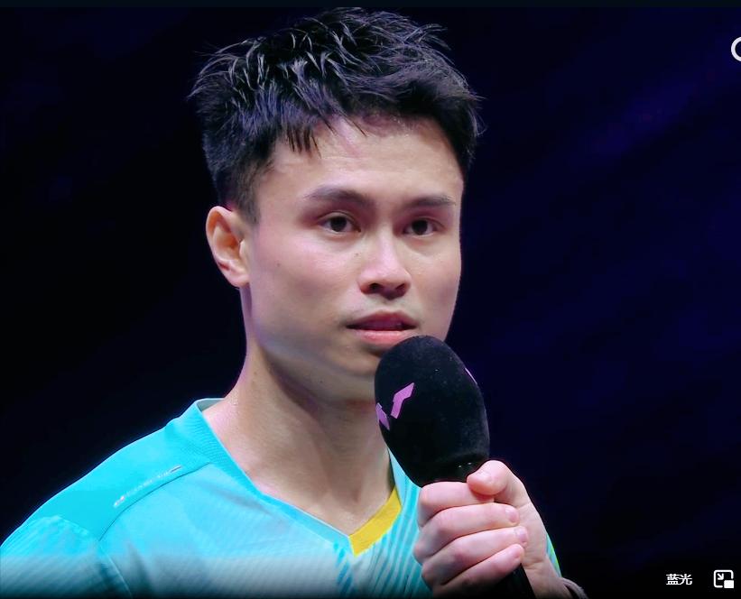 周启豪3:1战胜黄友政的采访，有一个行为，值得所有球员学习。首先周启豪非常谦