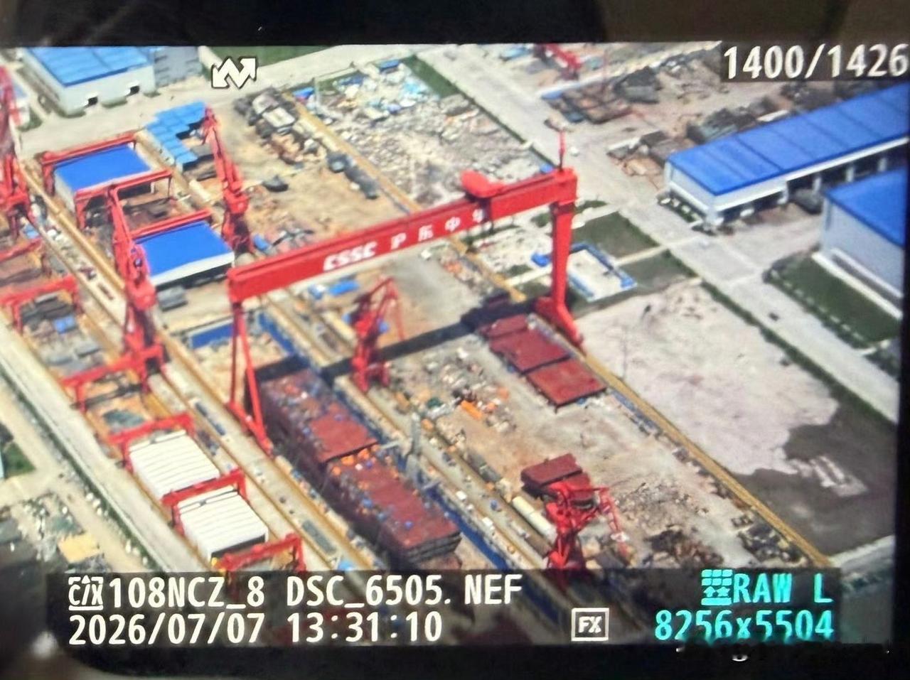 一款区别于075和076的两栖运输攻击舰正在船厂建造。从图中看，正在建造的这