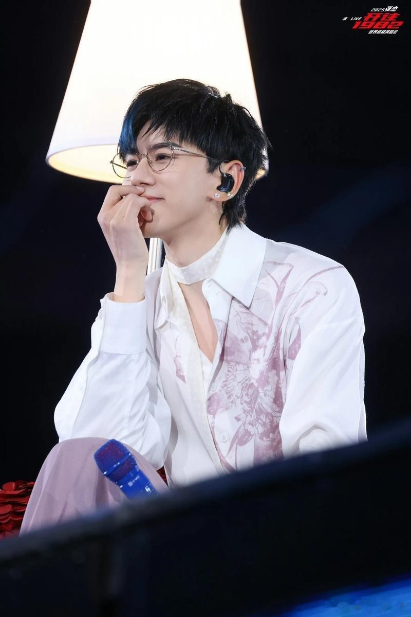 半个娱乐圈都去看了张杰演唱会开往1982鸟巢巡演盛况空前，圈内好友齐聚观众席。谢